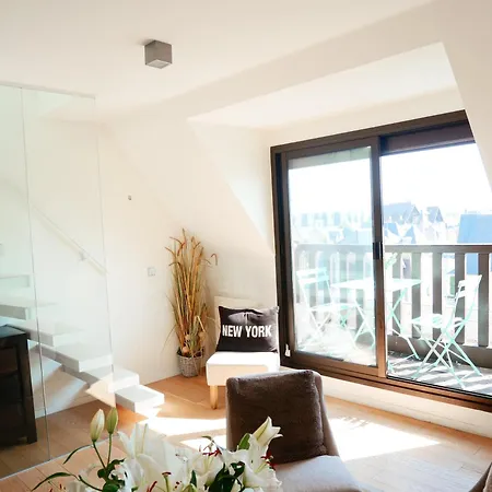 Duplex De Charme Avec Balcon En Plein Centre De Deauville Апартаменты *