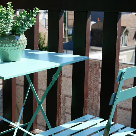 Duplex De Charme Avec Balcon En Plein Centre De Deauville Апартаменты